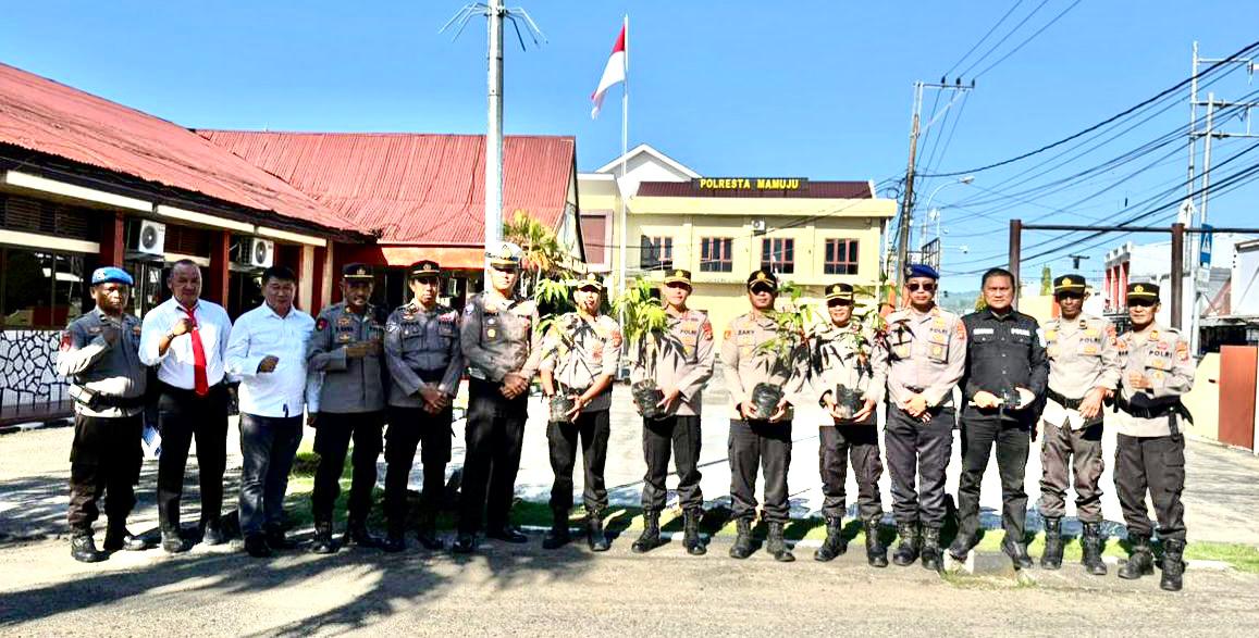 Peduli Lingkungan yang Hijau, Kapolresta Mamuju Tanam Pohon Hadapi Dampak Cuaca Panas El Nino