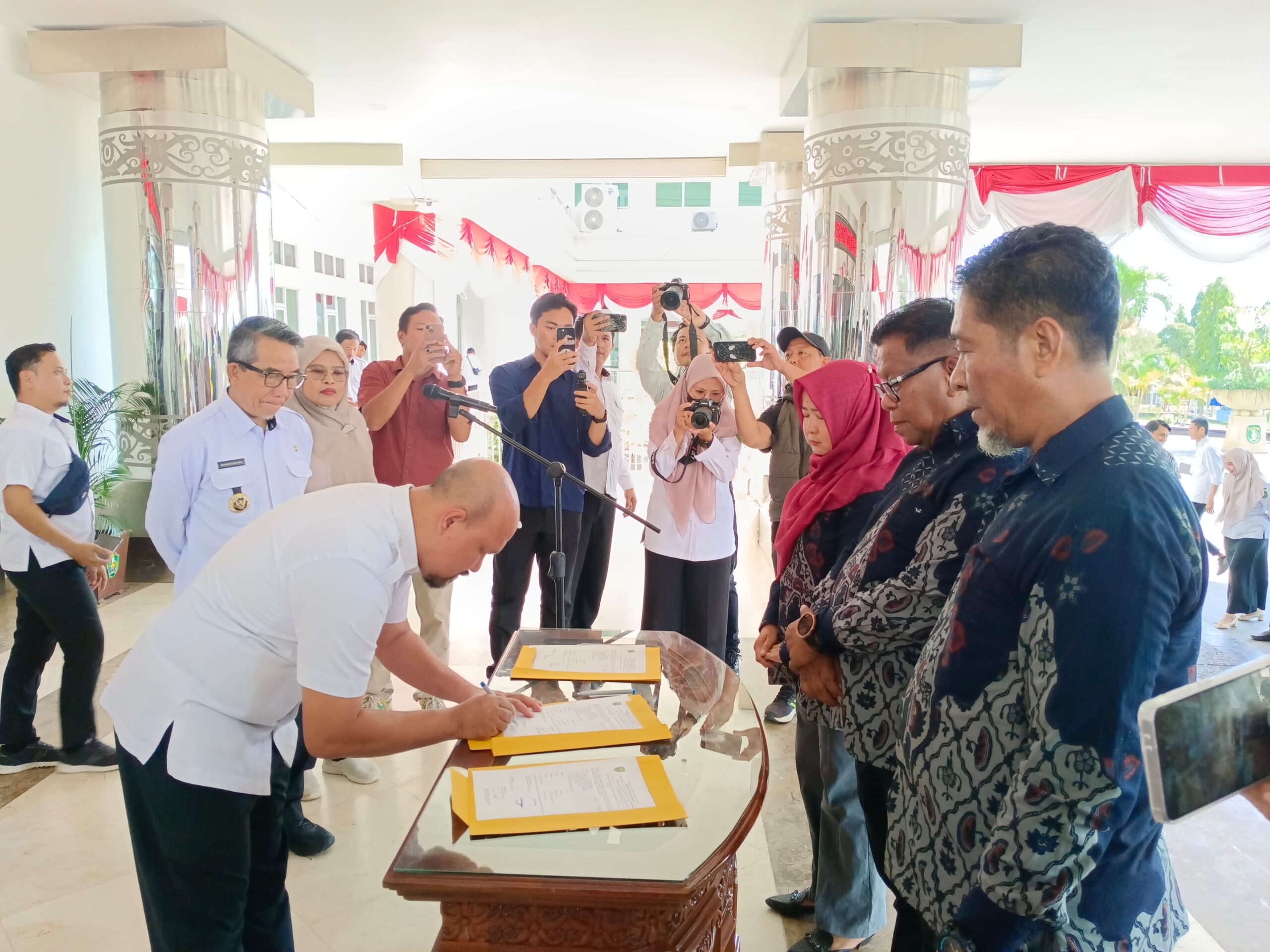 Bupati Kutim Bekali Ketua RT Teluk Lingga dengan Motor Operasional untuk Perkuat Layanan Warga