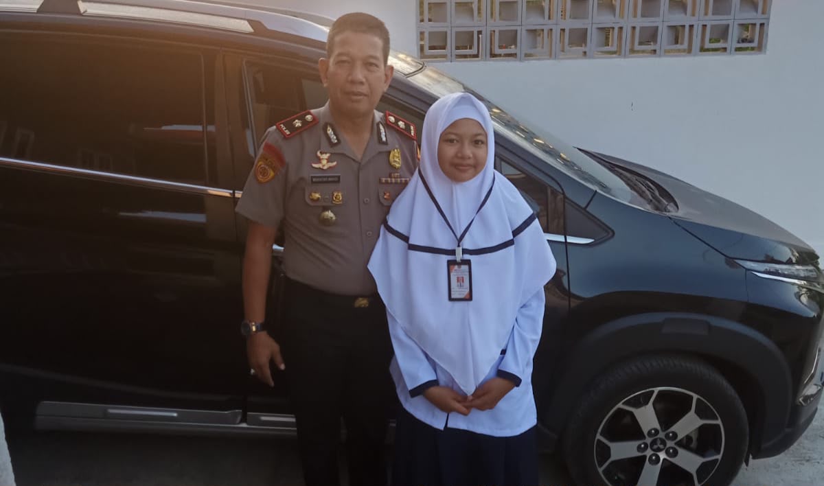 Sebelum Berdinas, Personel Polresta Mamuju Antar Anak ke Sekolah sebagai Wujud Peran Ayah Hebat