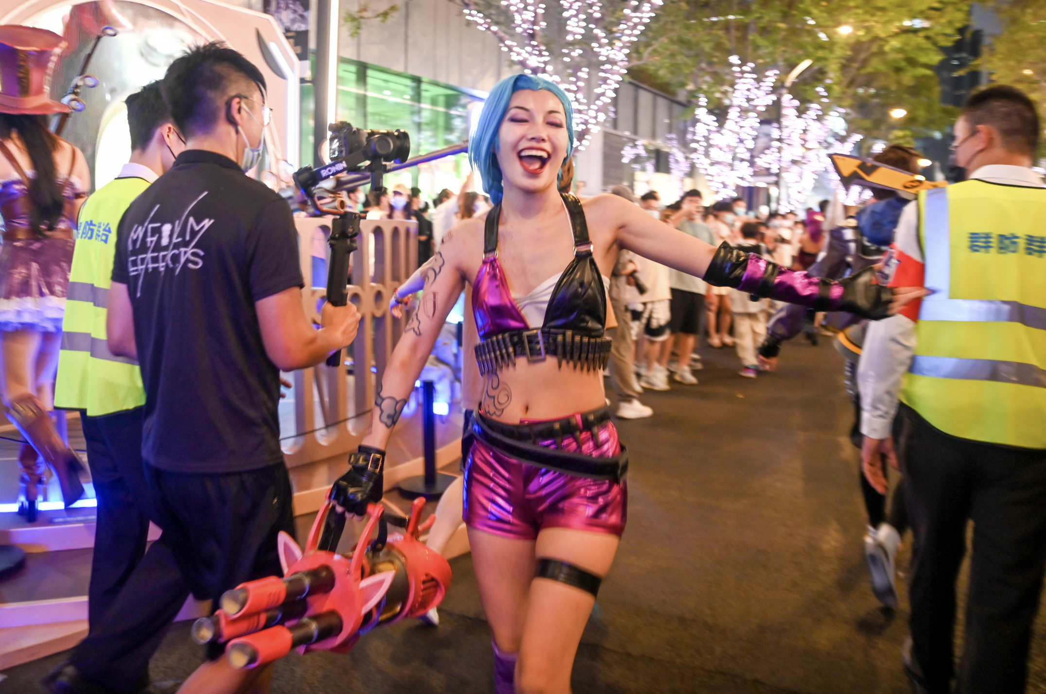Pawai Heboh di Berbagai Kota Rayakan Tim Tiongkok Juara Dunia 'League of Legends'
