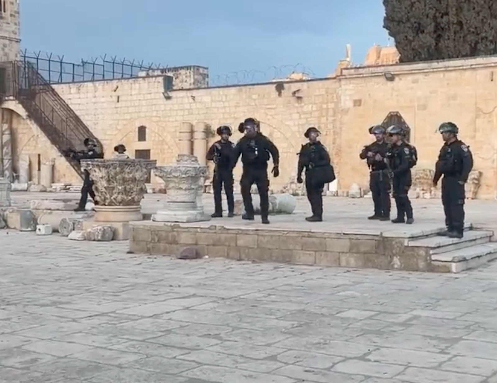 Aparat Israel Kembali Menyerbu Masjid al-Aqsa dan Sengaja Menembak Jurnalis