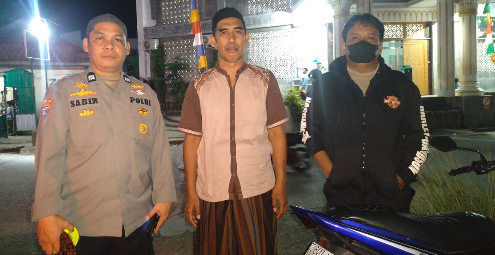 Malam ke-16 Ramadhan, Polresta Mamuju Tetap Terlihat Siaga di Masjid Amankan Kegiatan Ibadah