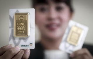 Harga Emas Antam Hari Ini 5 April, Turun ke Rp921 per Gram