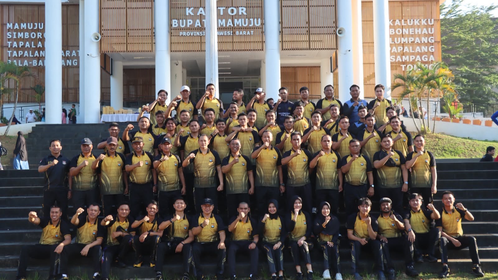 Menyambut HUT Mamuju ke-486, Personil Polresta Mamuju Meriahkan Acara Senam Bersama Bupati Dan ASN Kab.Mamuju