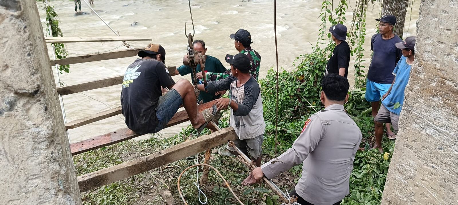 Kerjasama Polisi, Pemerintah dan Masyarakat Bangun Kembali Jembatan Gantung yang Sempat Ambruk