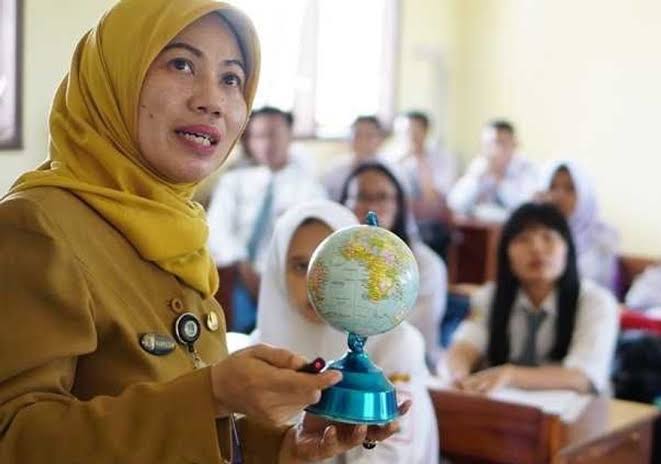 Dibalik Dedikasi Guru Honorer, Ada Insentif Yang Tak Terbayarkan