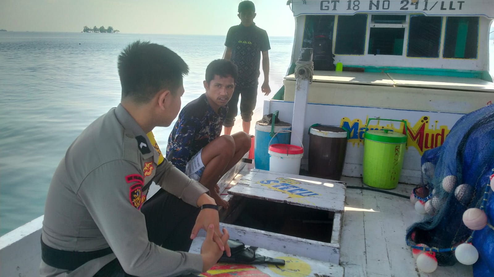 SatPolair Polresta Mamuju Terus Berikan Himbauan Keselamatan dan Tangkap Ikan Ramah Lingkungan Kepada Nelayan