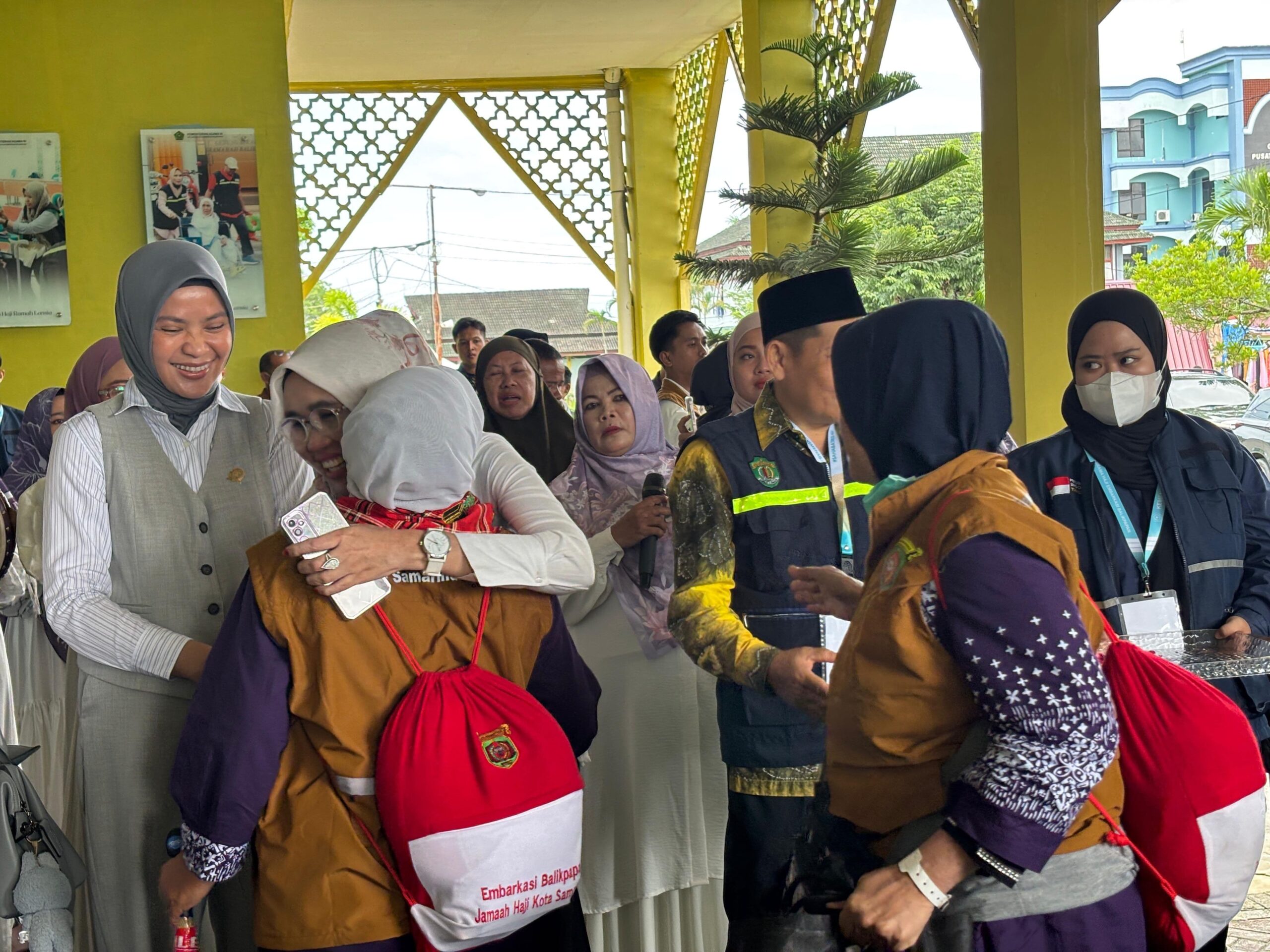 Tangis dan Doa Iringi Kepulangan Jamaah Haji Kloter Kedua, Yenni Eviliana: Bahagia dan Ikhlas Menyatu