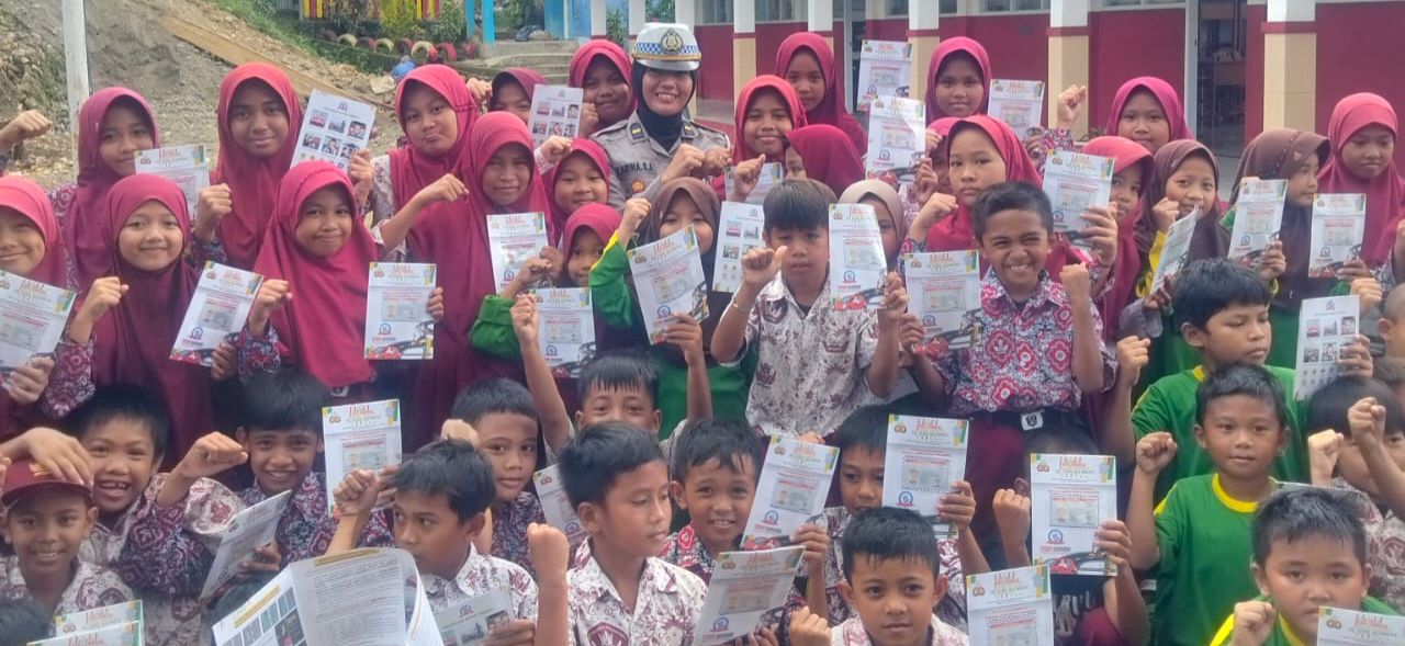Program Polisi Sahabat Anak, Kanit Kamsel Polresta Mamuju Kunjungi SD Negeri Salupangi Mamuju