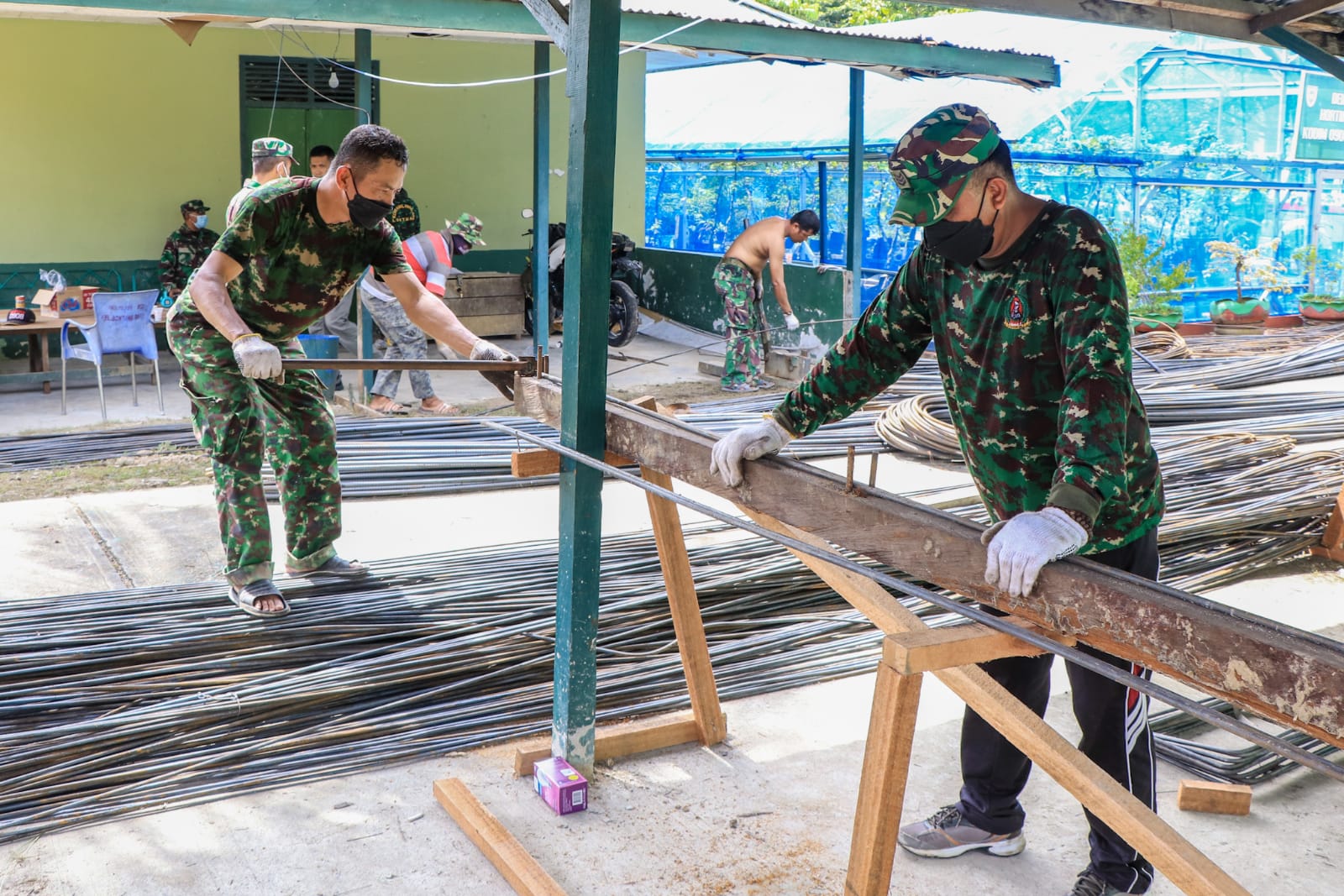 Personil Kodim Bontang Mulai Fabrikasi Besi untuk Pembangunan Turap Sungai