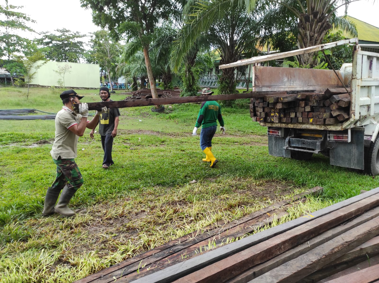 Kodim Bontang Kerahkan Pasukan untuk Pembangunan Turap Sungai
