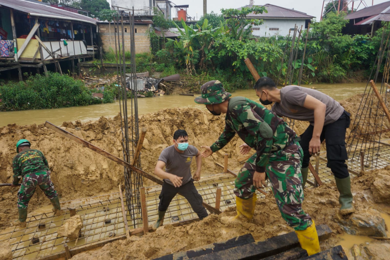 Sinergitas TNI-Polri dalam Mensukseskan Program TMMD ke 112 Kodim Bontang