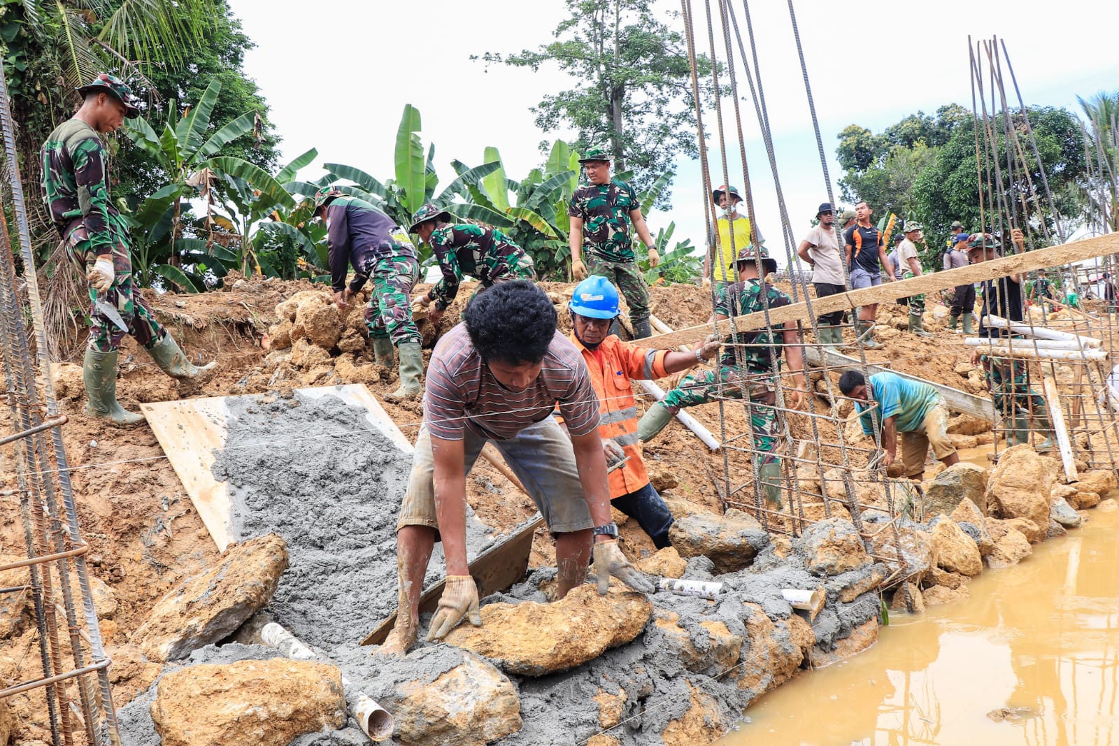 Air Dilokasi TMMD Meluap, Tim Satgas Dibantu Warga Lakukan Penyedotan