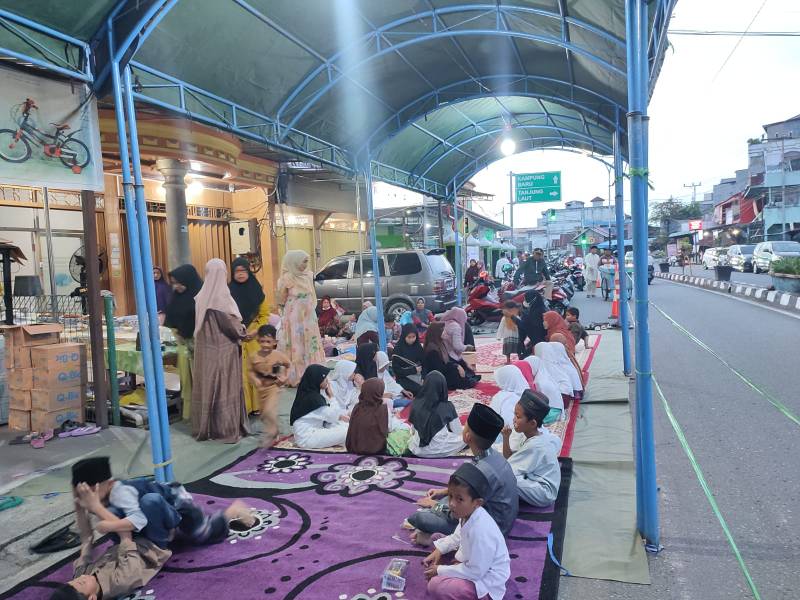 Tradisi Setiap Ramadhan, Yaser Arafat Buka Puasa Bersama Warga