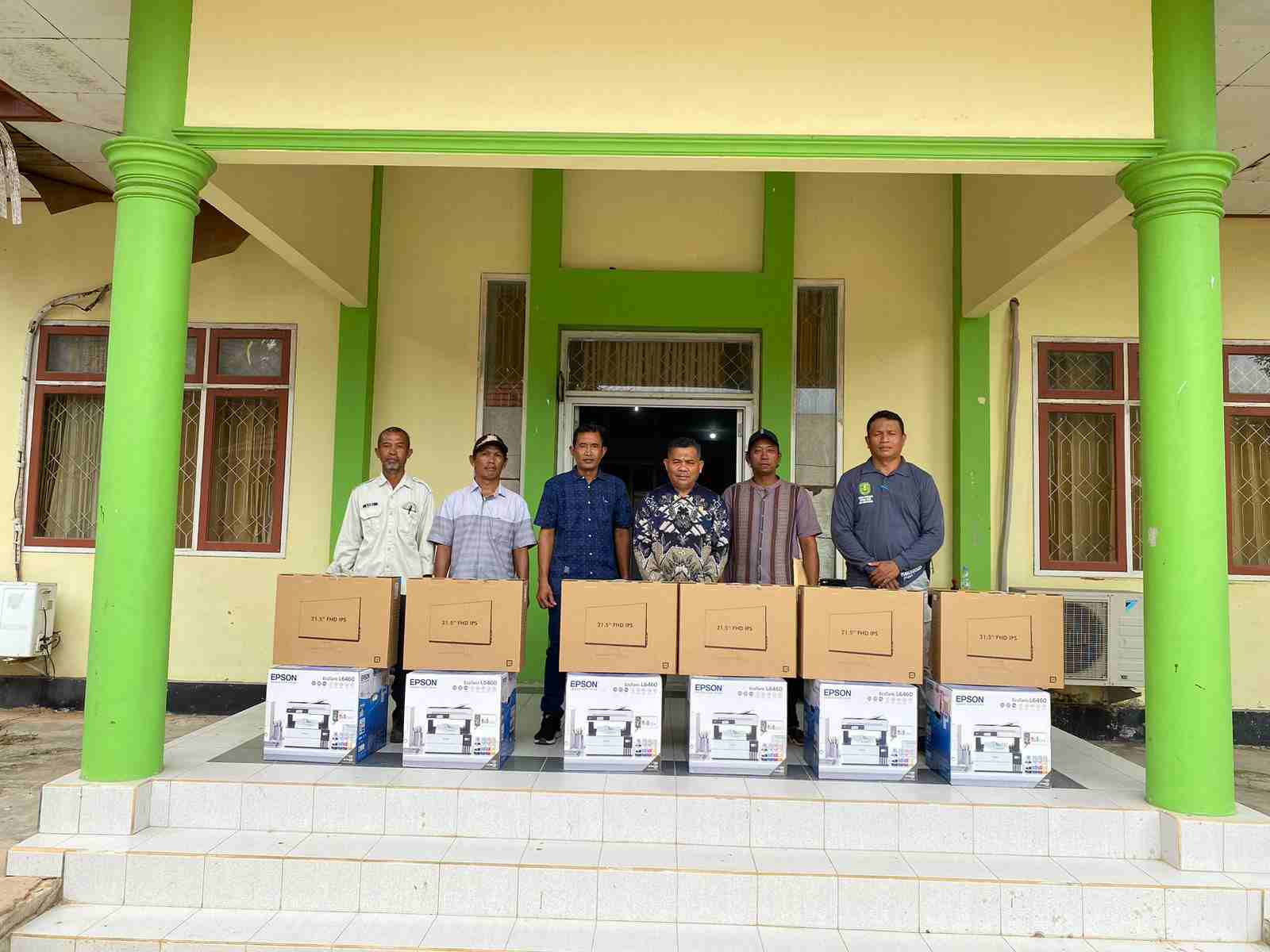 Permudah Pelayanan Hingga Tingkat RT, Basti Bagikan Komputer dan Tenda Kursi