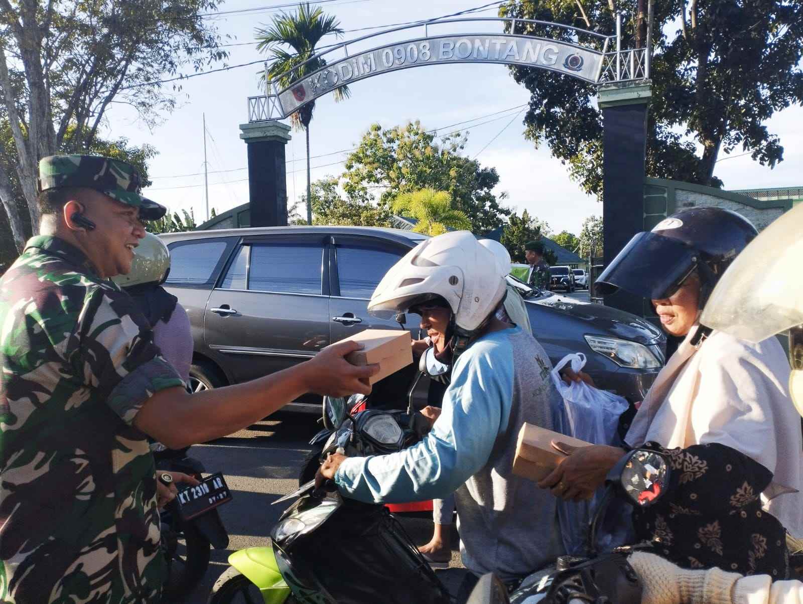 Jumat Berkah, Kodim Bontang Bagikan Ratusan Takjil ke Warga