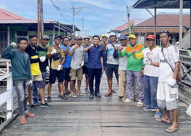 Ketua DPRD Bontang Terjun Langsung Perbaiki Jembatan Wisata Bersama Komunitas BMW