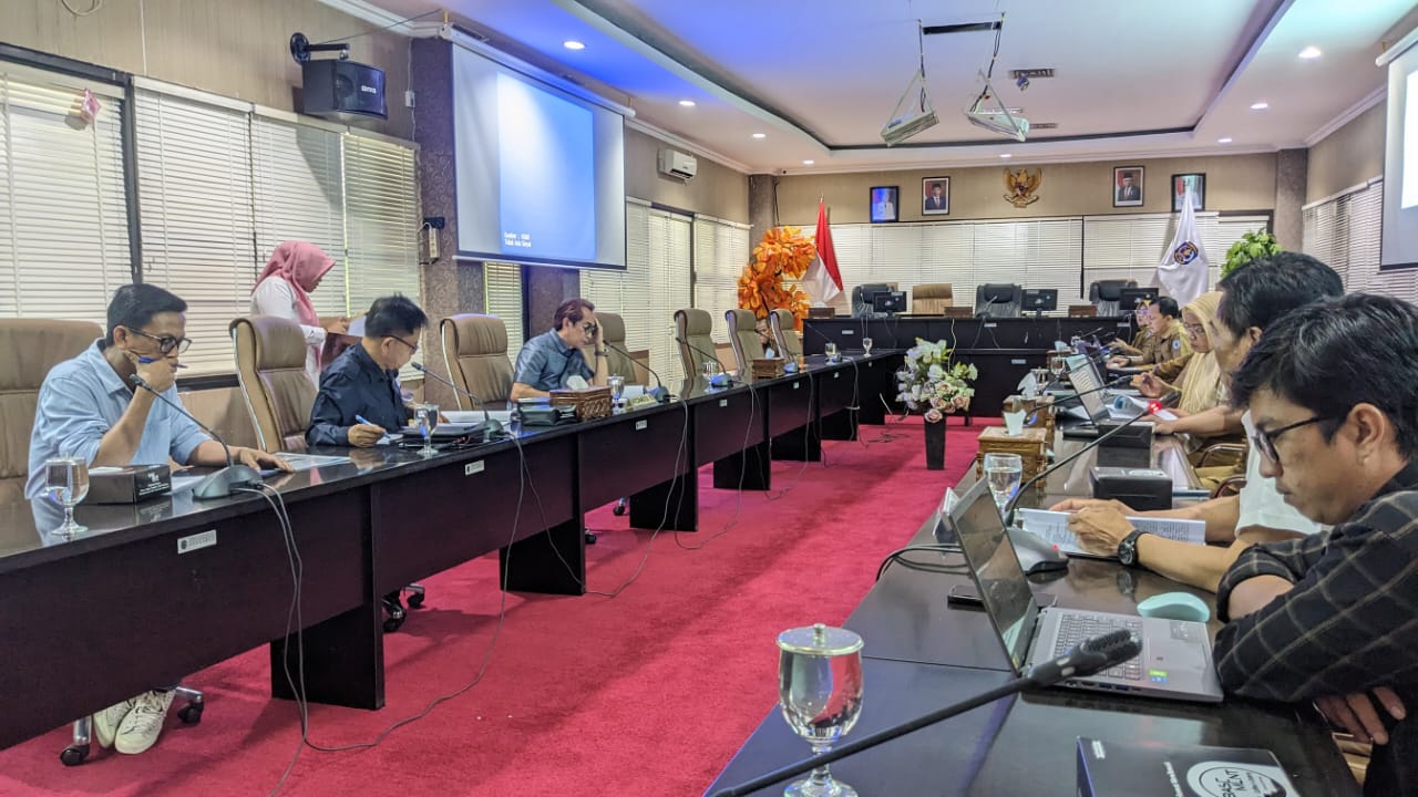 Komisi II DPRD Kota Bontang Bahas Raperda Perumda AUJ: Direktur Tekankan Kepatuhan Hukum