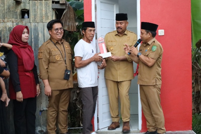Farida Dampingi Bupati Edi Damansyah Kunjungi Kota Bangun, Serahkan Sembako untuk Warga