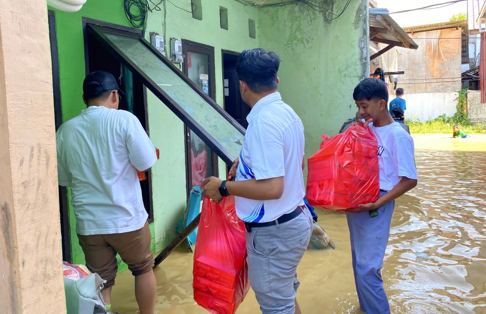 Aksi Peduli, Independen Muda Bagikan Ratusan Nasi Kotak untuk Warga Terdampak Banjir