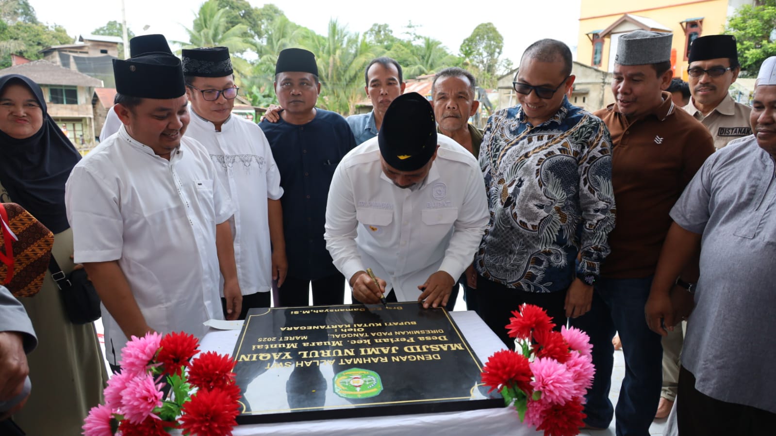 Bupati Kukar Resmikan Masjid Jami� Nurul Yaqin dan Serahkan Bantuan Sosial