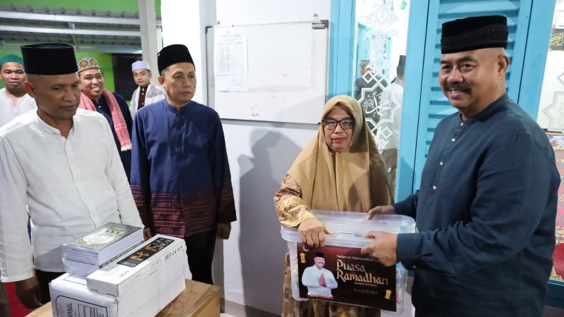 Bupati Kukar Serahkan Bantuan ke Masjid Kelurahan Timbau