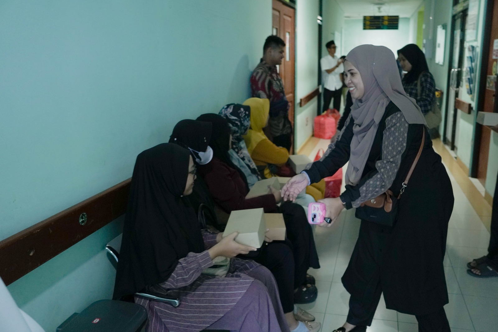 PWI Bontang Bagi-Bagi Ratusan Takjil ke Pasien RSUD, Dirangkai Kajian THR