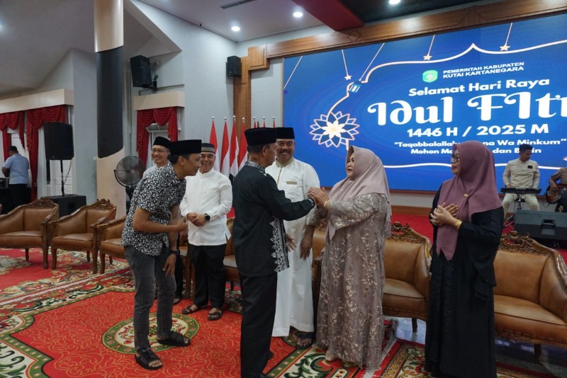 Ribuan Warga Desaki Pendopo Odah Etam Tenggarong