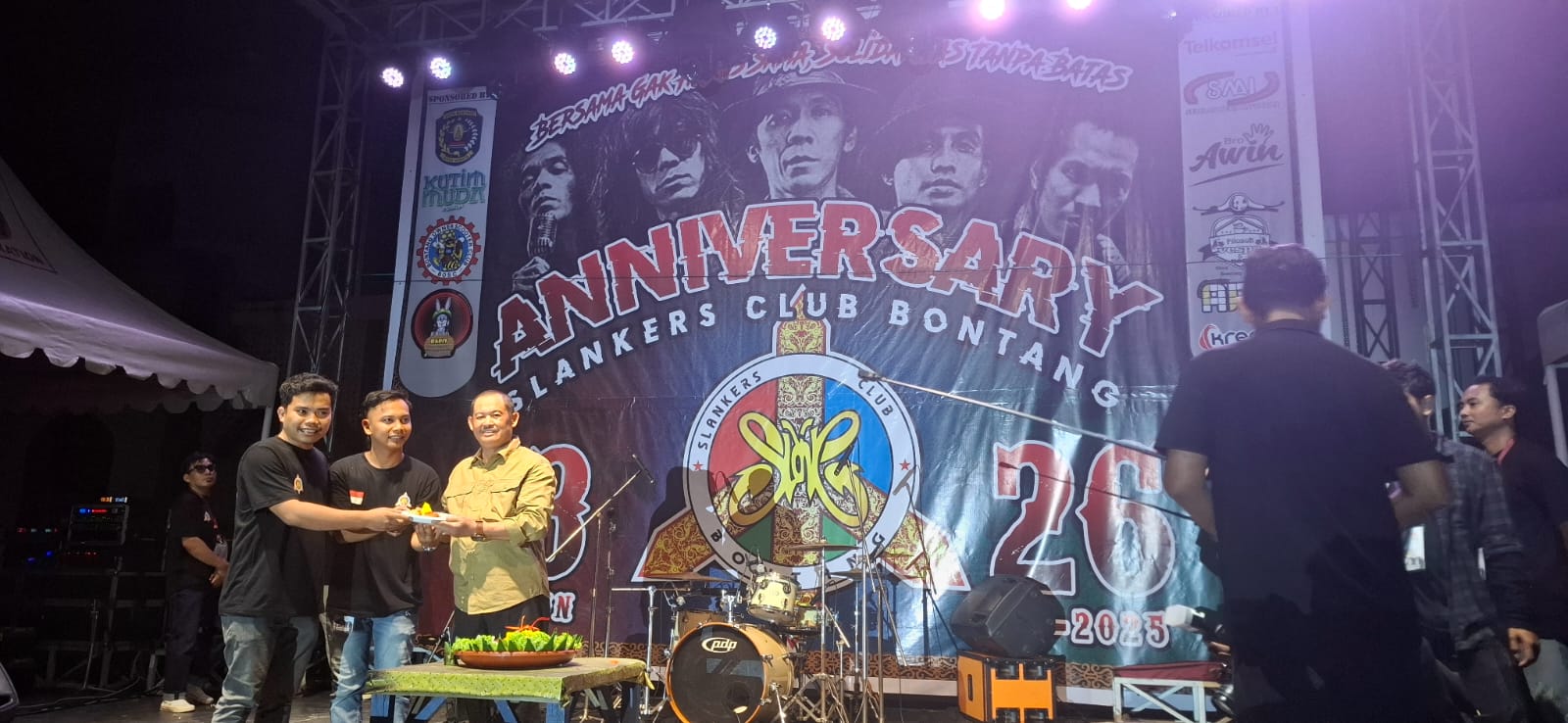 Meriah! Slankers Bontang Gelar HUT ke-13 dengan Aksi Panggung Tiga Band Lokal