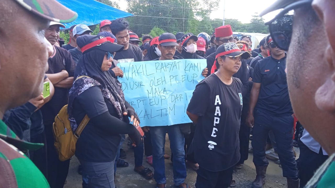 Dugaan Pencemaran Laut, Nelayan Blokade Gerbang PT EUP Tuntut Ganti Rugi