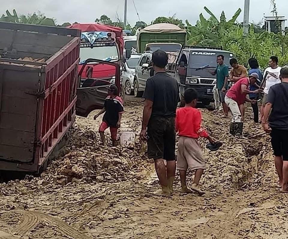 DPU Kukar Bangun Kembali Jalan Rusak Penghubung Kota Bangun�Kenohan Sepanjang 3,6 KM