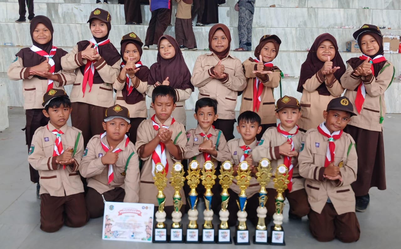 Borong 8 Piala di Pesta Siaga 2025, Pramuka SDN 013 Bontang Selatan Ukir Prestasi Gemilang