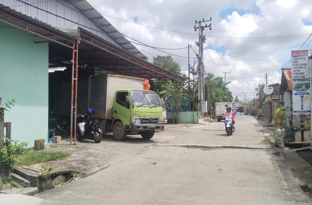 Gudang di Bontang Baru Diduga Beroperasi Tanpa Izin, Warga Keluhkan Aktivitas Malam dan Antrian Truk