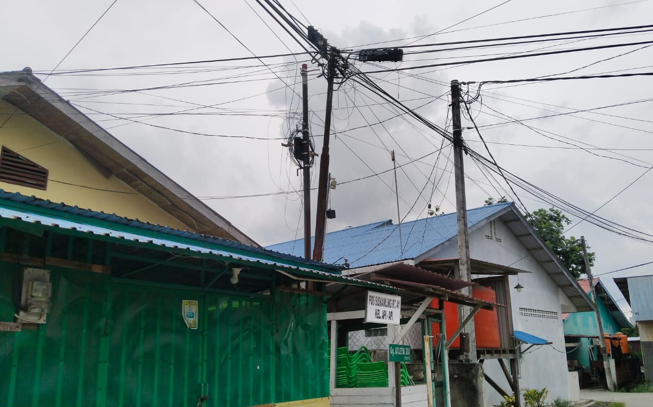 Warga Bontang Resah, Kabel Telkom Menjuntai dan Semrawut di Tengah Kota