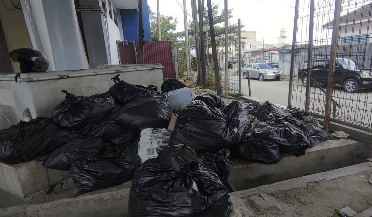 Tumpukan Sampah Cemari Area Pelabuhan Loktuan, DLH Bontang Tak Mau Tanggung Jawab