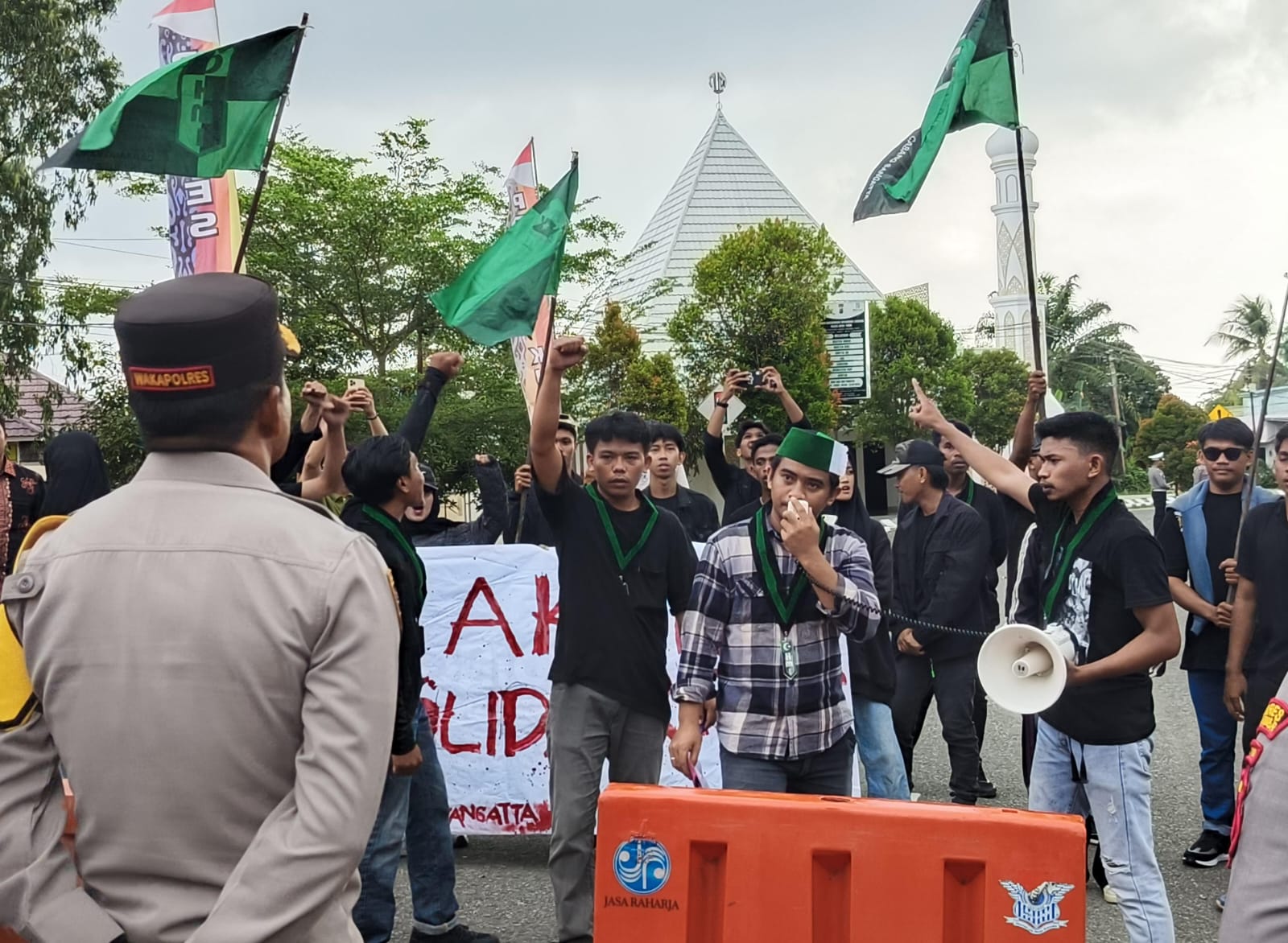 HMI Sangatta Geruduk Polres Kutim, Tuntut Copot Kapolda Kaltara dan Bongkar Jaringan Narkoba di Tubuh Polisi