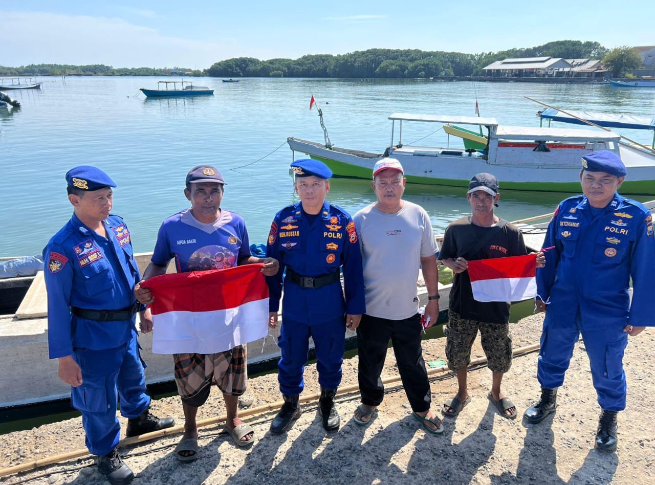 Jelang HUT RI ke-80, Satpolairud Pangkep Ajak Nelayan Kibarkan Merah Putih di Laut Labakkang