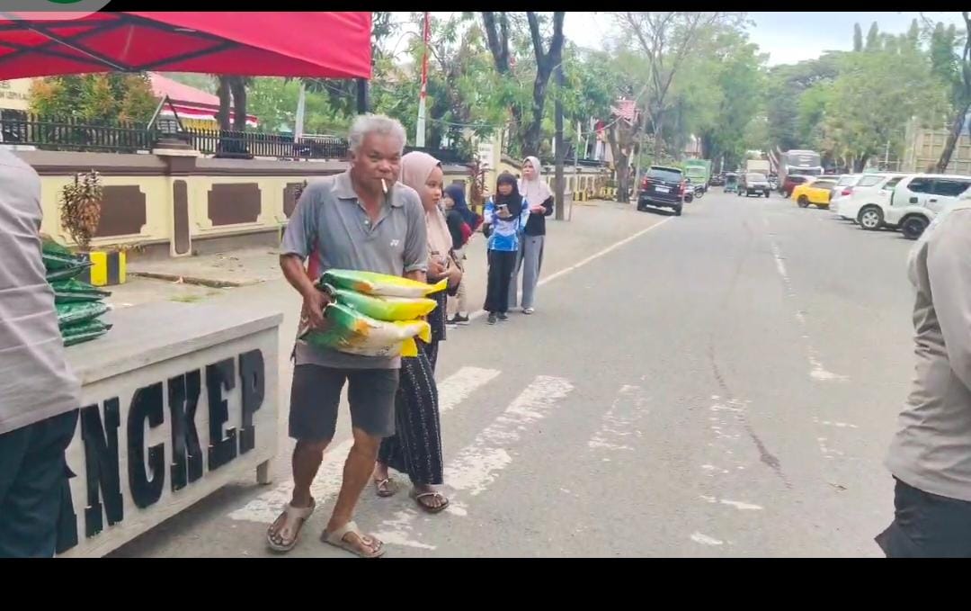 2 Ton Beras Murah Habis dalam Sehari, Warga Pangkep Rela Antre Panjang