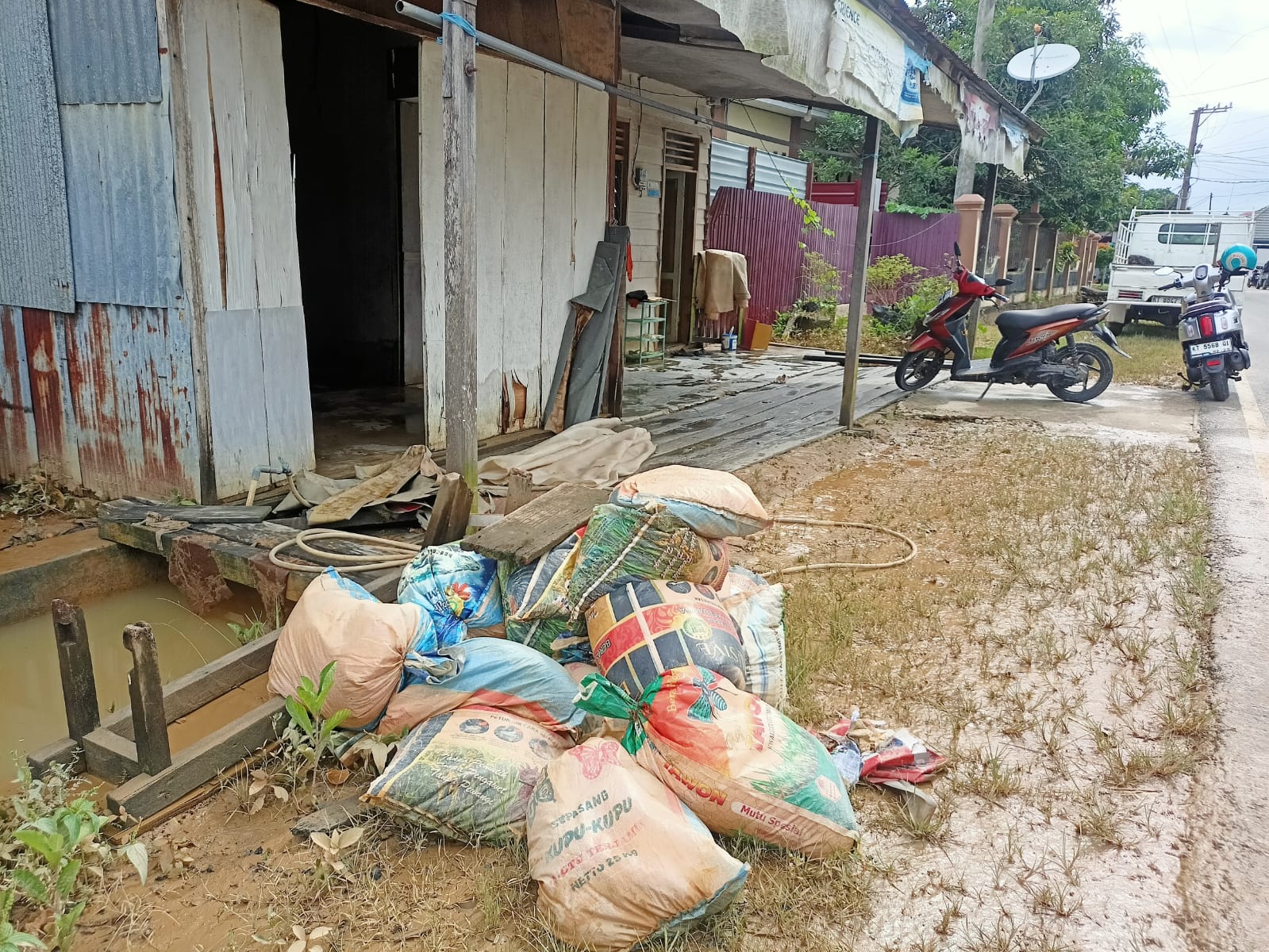 Banjir Surut di Polo Air, Warga Mulai Bersihkan Rumah