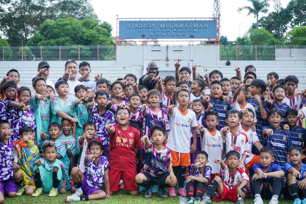 Semangat HUT Ke-48, Pupuk Kaltim Gelar Coaching Clining dan Charity Match Bersama Borneo FC