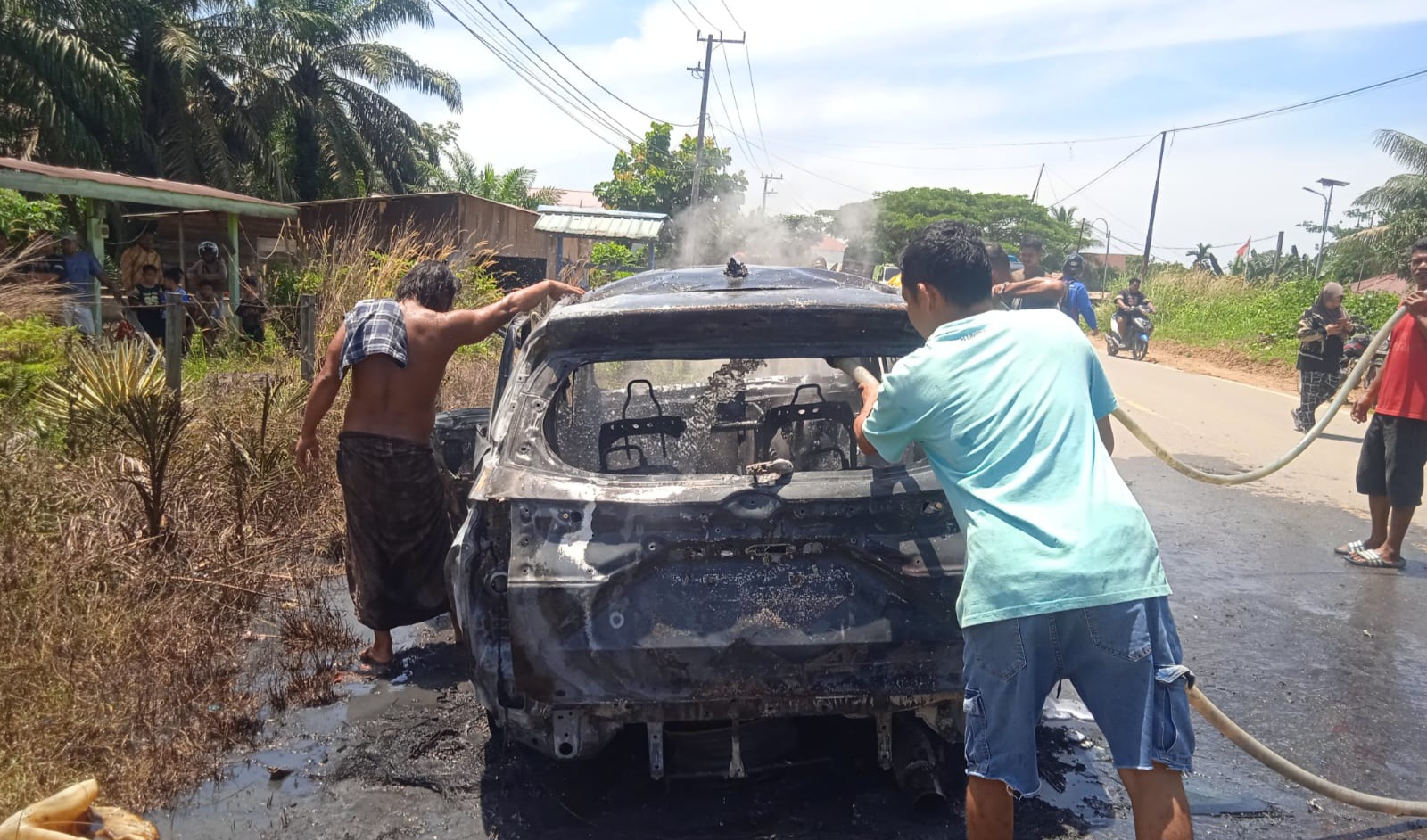 Mobil Xenia Terbakar di Jalan Poros Bengalon-Wahau, Diduga Dipicu Ledakan Saat AC Menyala