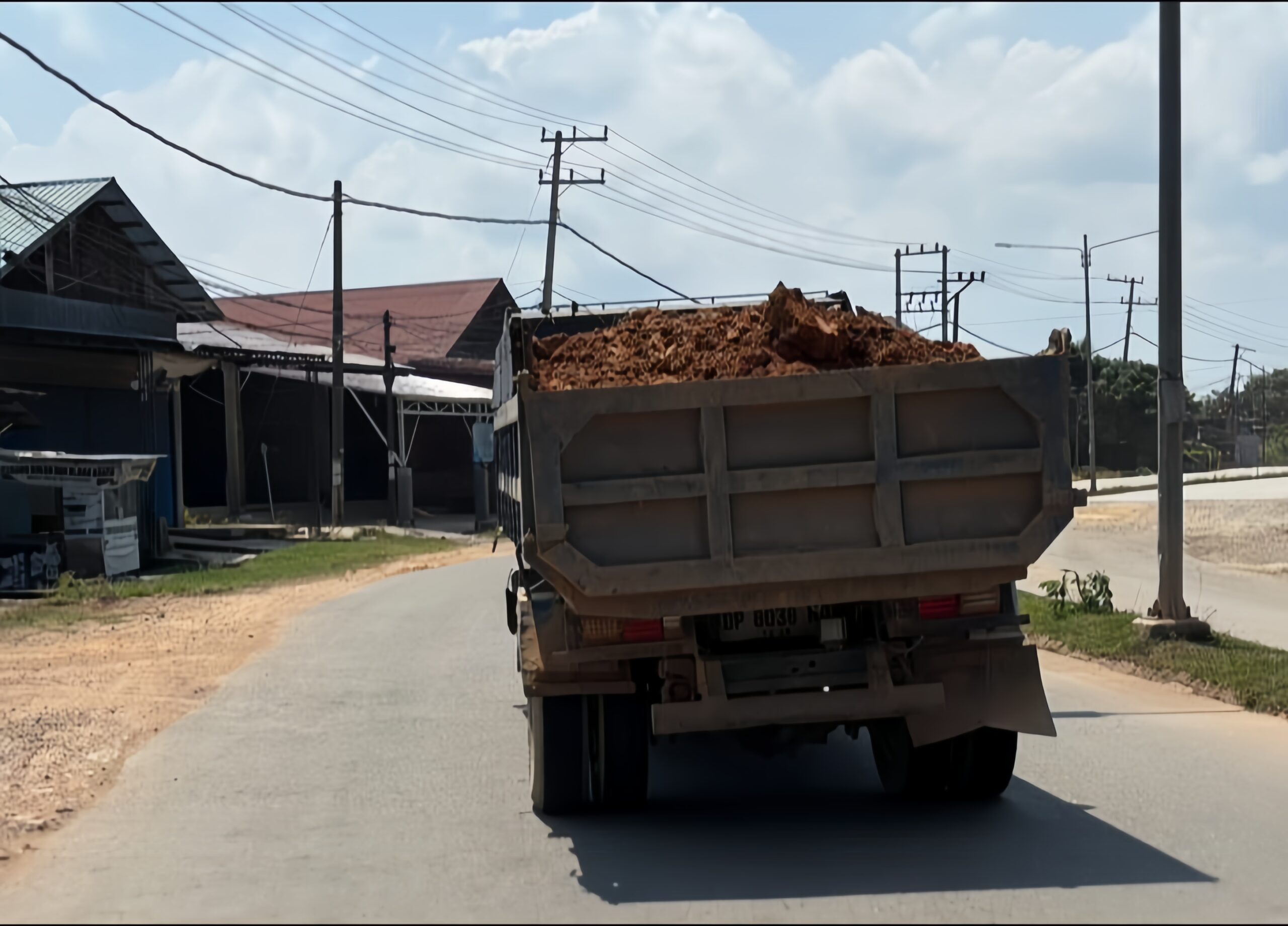 ?Truk Galian C Tanpa Terpal Kembali Berulah, Jalan APT Pranoto Diselimuti Debu Tiap Siang