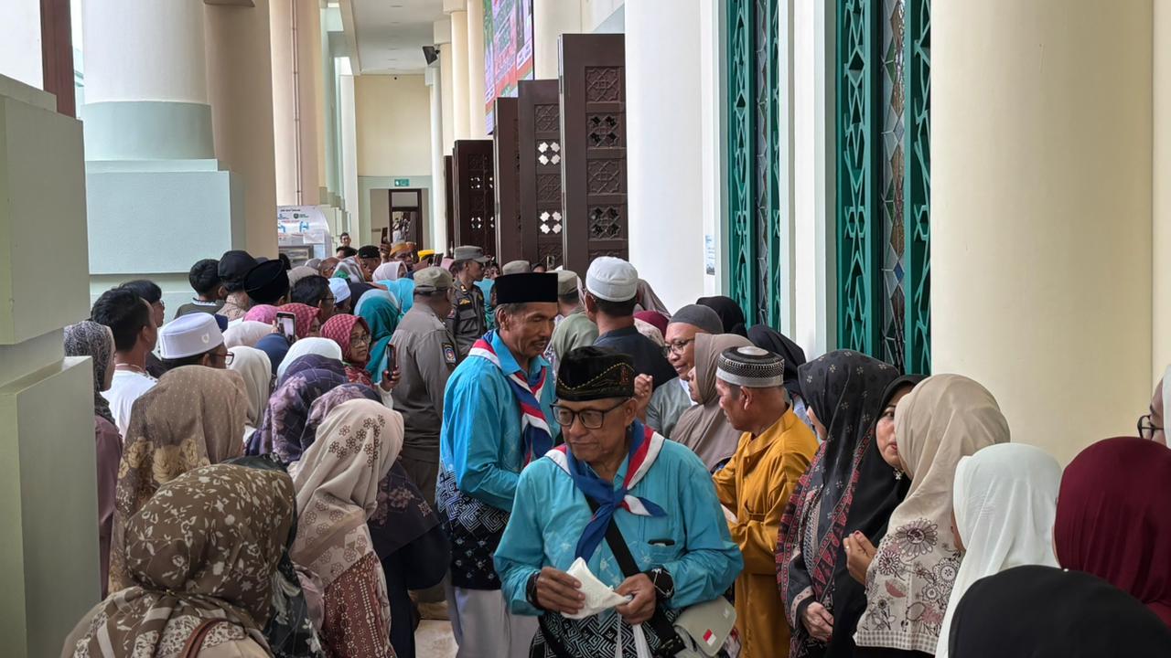 ?170 Jamaah Haji Kutim Berangkat, Tangis Keluarga Pecah di Masjid Al-Faruq