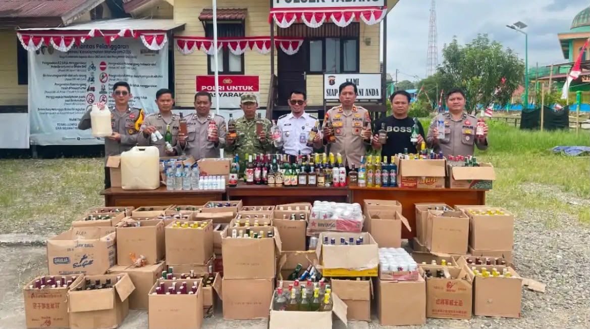 Polsek Tabang Kukar Sita Ratusan Botol Miras