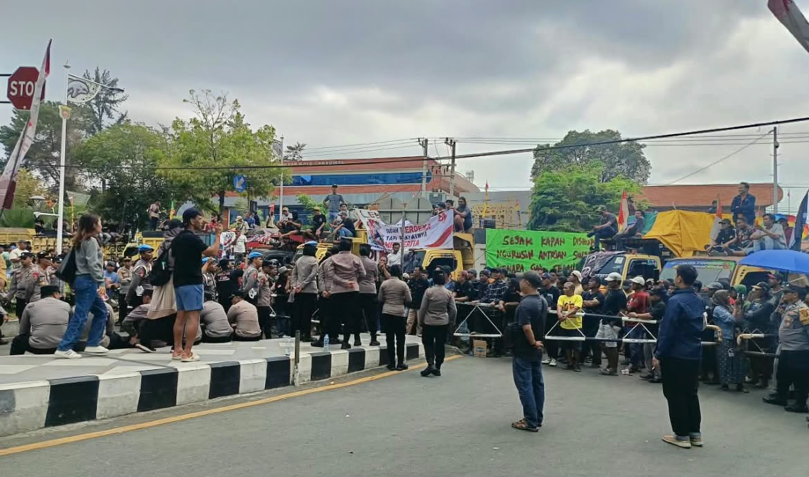 Ratusan Sopir Truk Gelar Aksi Unjuk Rasa di Kota Samarinda