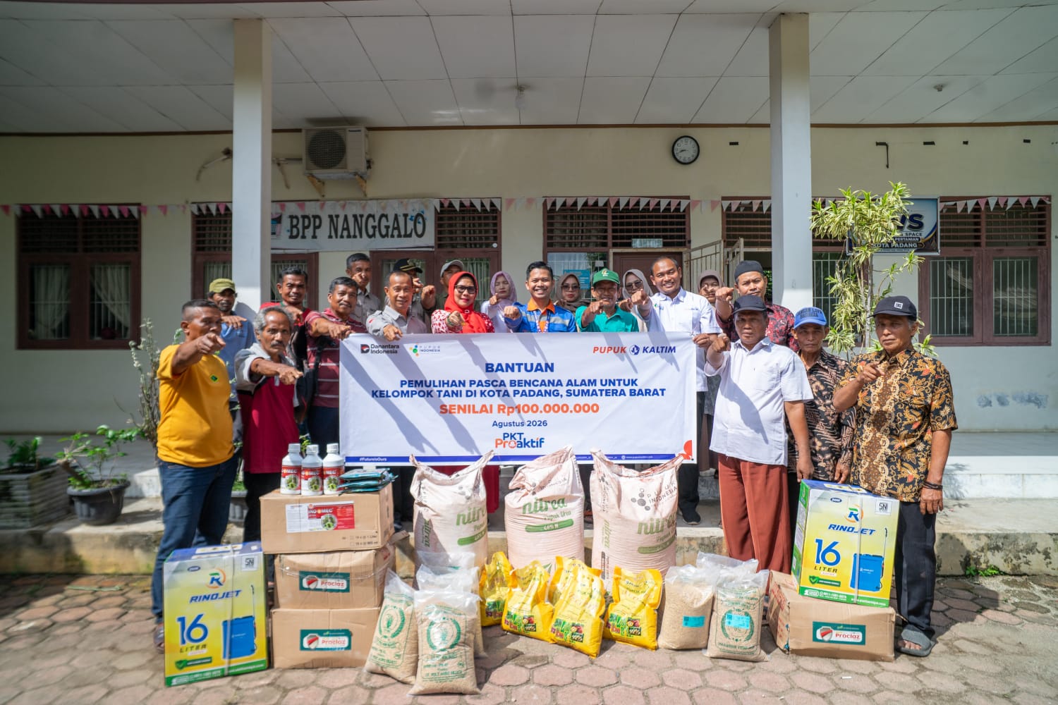 Pupuk Kaltim Salurkan Bantuan Rp100 Juta untuk Petani Terdampak Banjir di Kota Padang