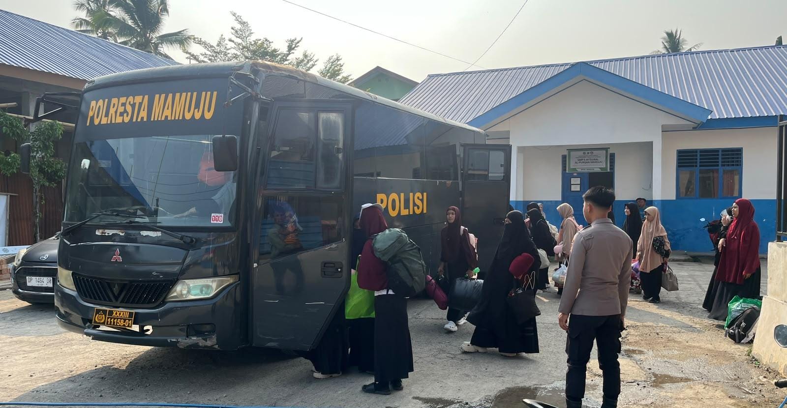Tebar Kepedulian, Polresta Mamuju Layani Antar Jemput Santri Pondok Pesantren Hidayatullah
