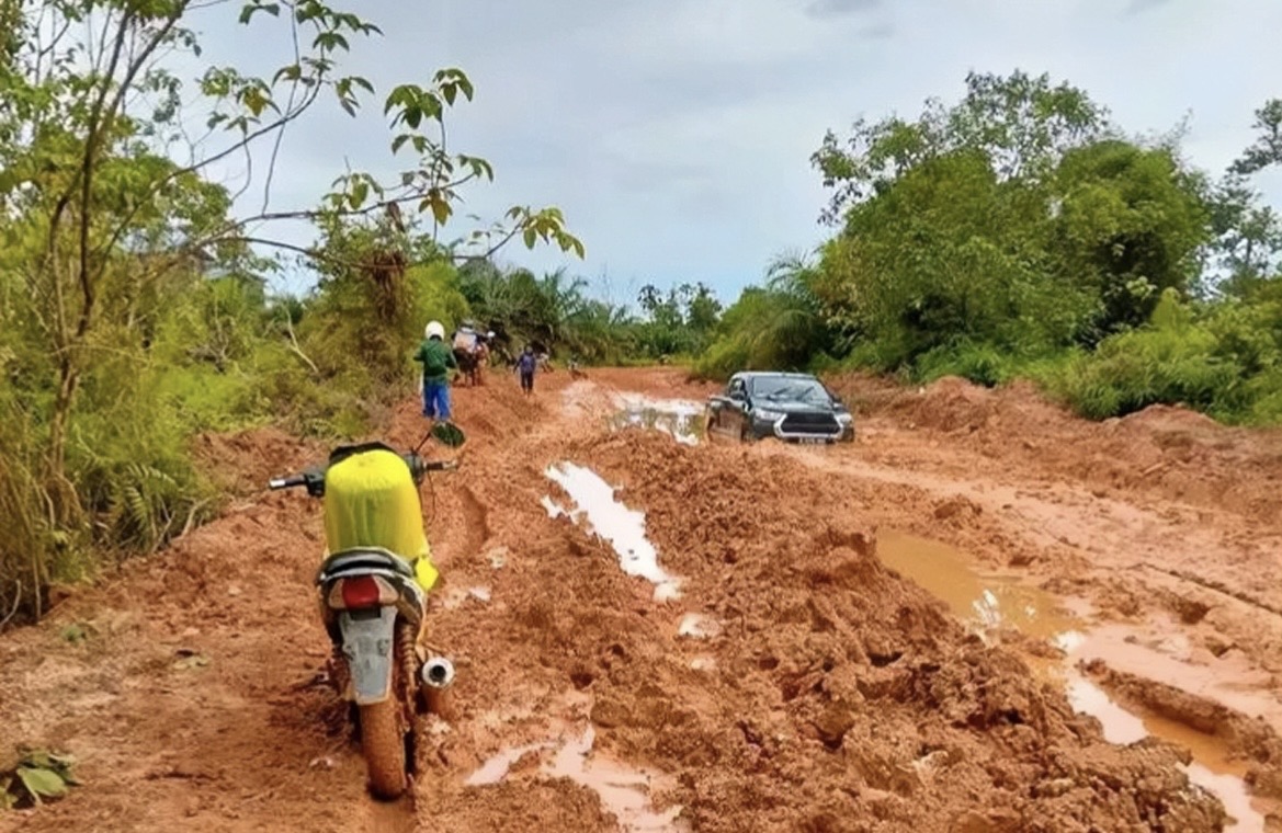 Jalan Utama Muara Ancalong Rusak Bertahun-tahun, Aktivitas Warga Terganggu