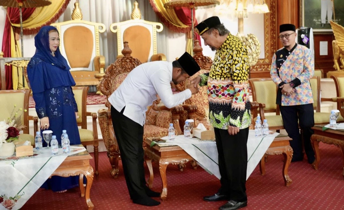 Gubernur Kaltim Minta Maaf Langsung kepada Sultan Kutai Kartanegara