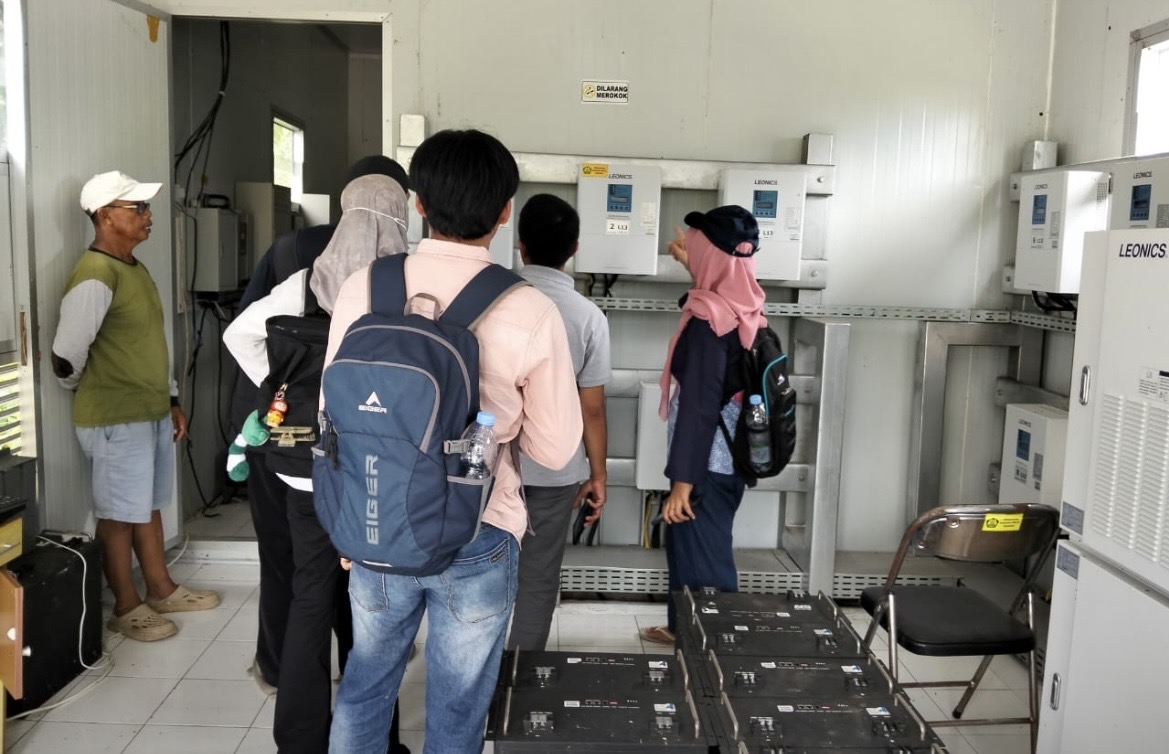 PLTS Tersambar Petir, 112 KK di Desa Wisata Pulau Miang Kutim Hidup Tanpa Listrik 15 Hari